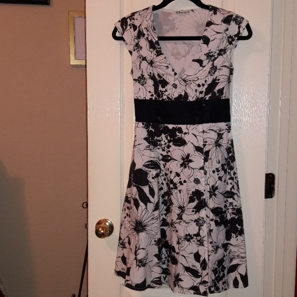 Black/White Floral Print Dress